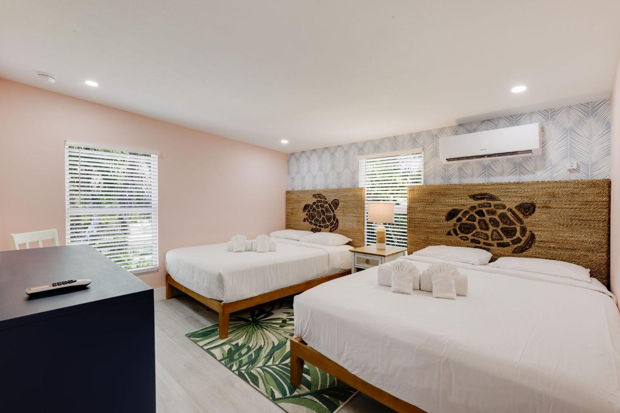 Charming Suite With Balcony And Bikes At Historic Sandpiper Inn ซานิเบล ภายนอก รูปภาพ