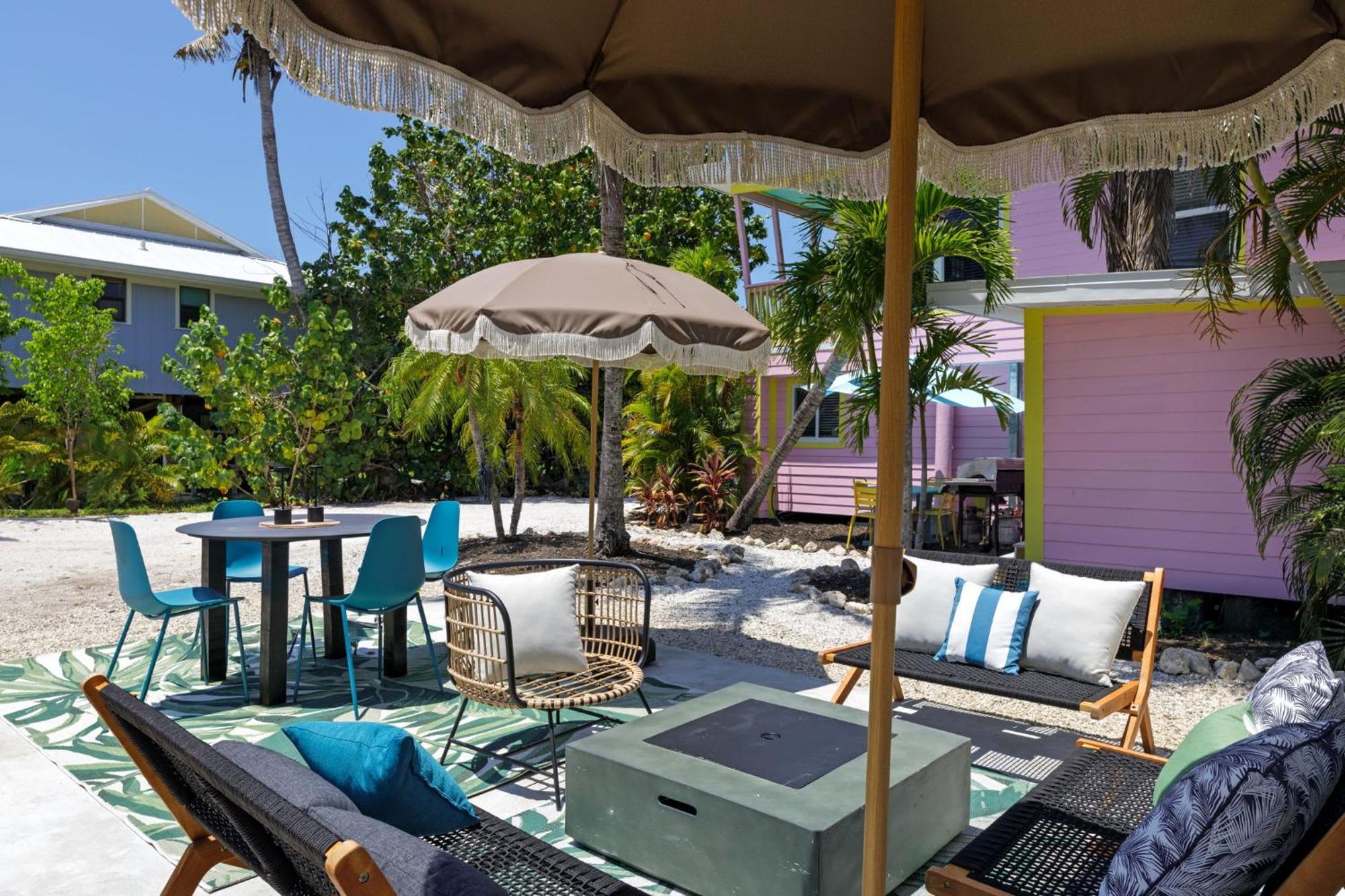 Charming Suite With Balcony And Bikes At Historic Sandpiper Inn ซานิเบล ภายนอก รูปภาพ